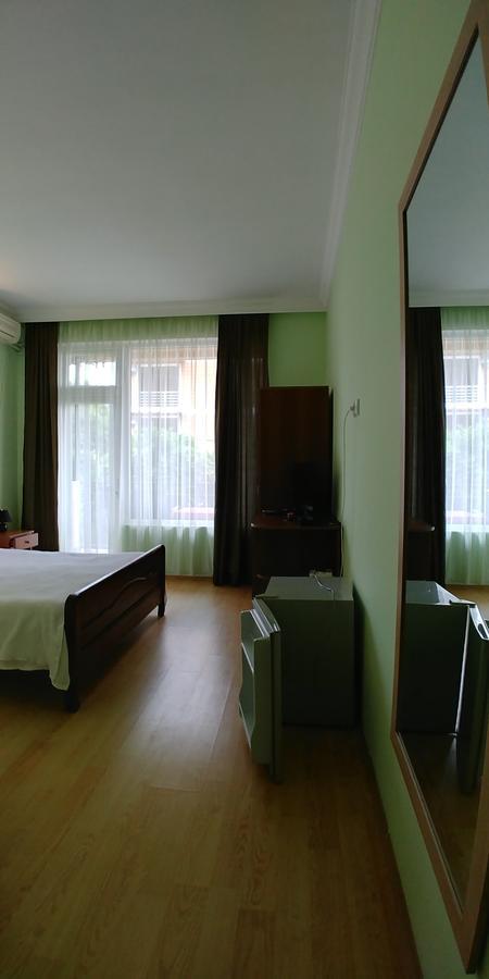 Green Hotel Kvariati Kültér fotó